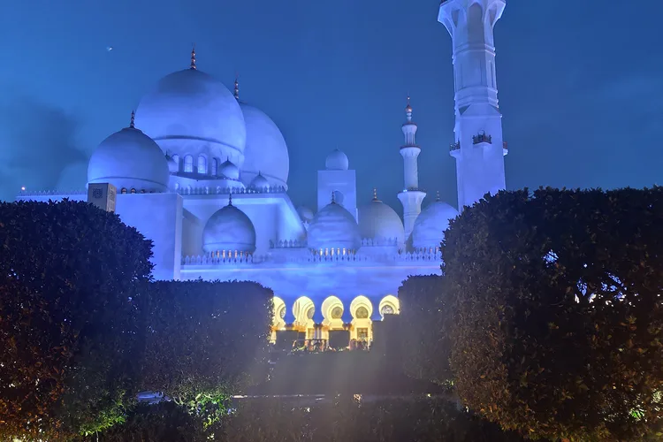 Sheikh Zayed Grand Mosque illuminated at night in Abu Dhabi.